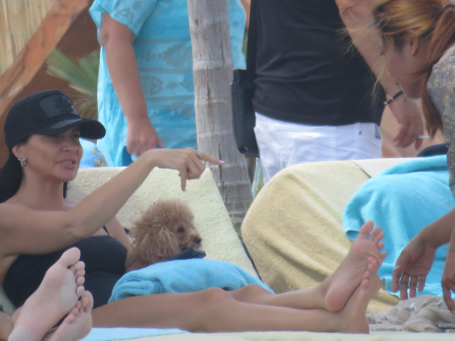 Adelina Chivu s-a relaxat pe plaja din Mamaia alături de căţeluşa Lia (Foto: CANCAN.RO)