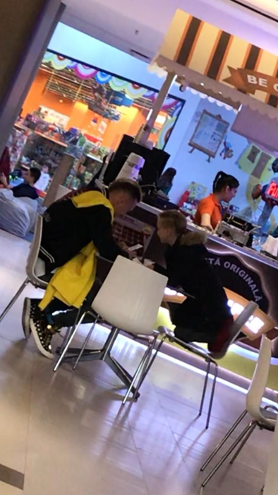 Ionuț Radu și frățiorul lui au ajuns în mall și așteaptă restul familiei
