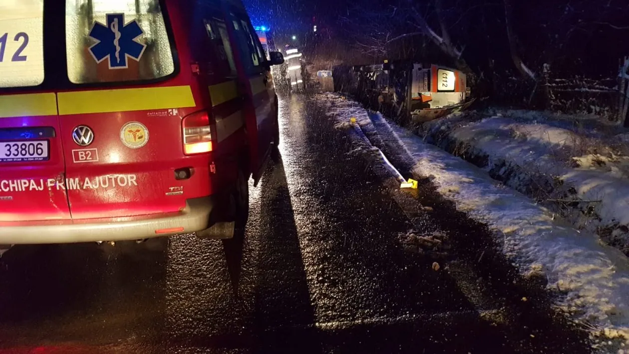 O minoră gravidă a fost rănită, după ce ambulanța care o transporta a fost implicată într-un accident