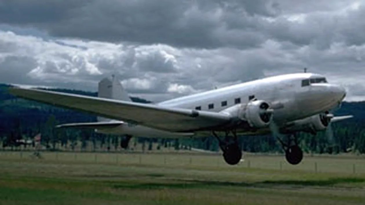 Sapte pasageri ai unui avion istoric au fost raniti, in timpul unei aterizari fortate