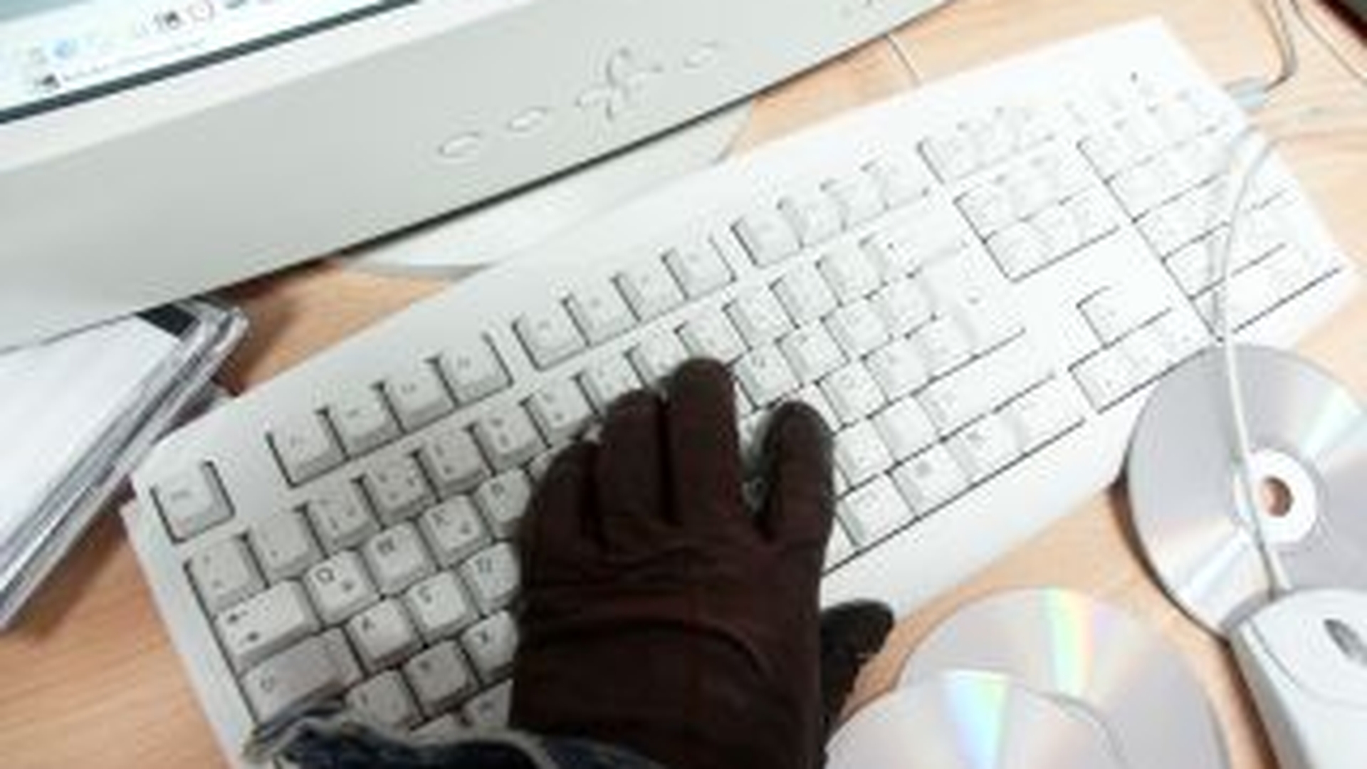 Hacker-ul care a spart site-urile "Le Monde" si "Daily Telegraph": "Ne-am saturat sa fim imbranciti, trebuie sa punem piciorul in prag!"