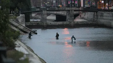 Cei mai impatimiti pescari din Bucuresti! Au intrat in Dambovita si au aruncat plasa chiar langa Camera de Comert