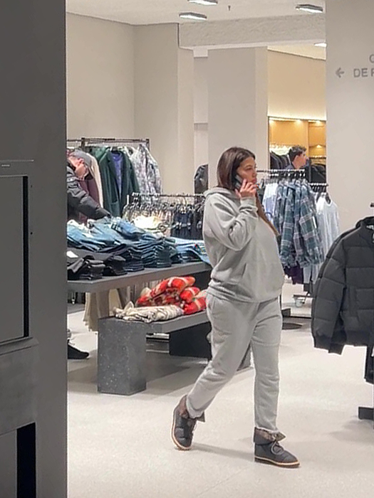 Roxana Dobre vorbește la telefon (SURSA FOTO: CANCAN.RO)