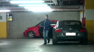 Nici pentru Honorius Prigoana iarna nu-i ca vara. Conduce masina infofolit si pleaca pe jos cu pieptul dezgolit.