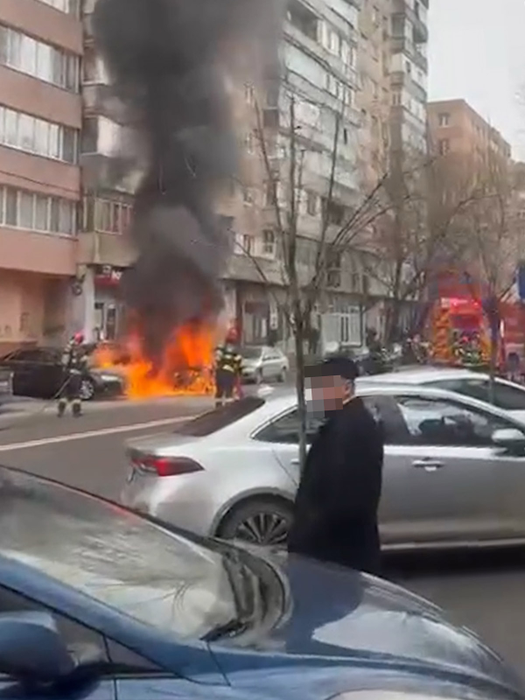 Mașina electrică care a produs tragedia, învăluită de flăcări