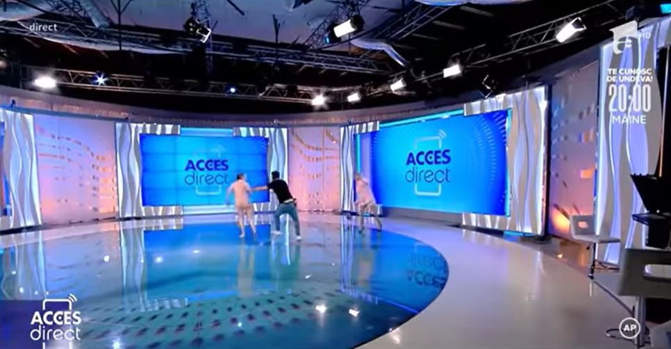 Atacatoarea Mirelei Vaida, recalcitrantă și după agresiunea înfiorătoare de la “Acces Direct”. Avem primele imagini după ce a fost imobilizată și urcată în ambulanță