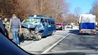 Accident teribil în Covasna! O dubă plină cu jandarmi s-a izbit de un microbuz și a fost spulberată!