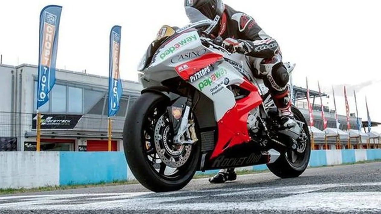 MOTOCILISM - Pilotul Daniel Onoriu îşi schimbă culoarea, dar nu şi năravul. Un nou design, acelaşi obiectiv 