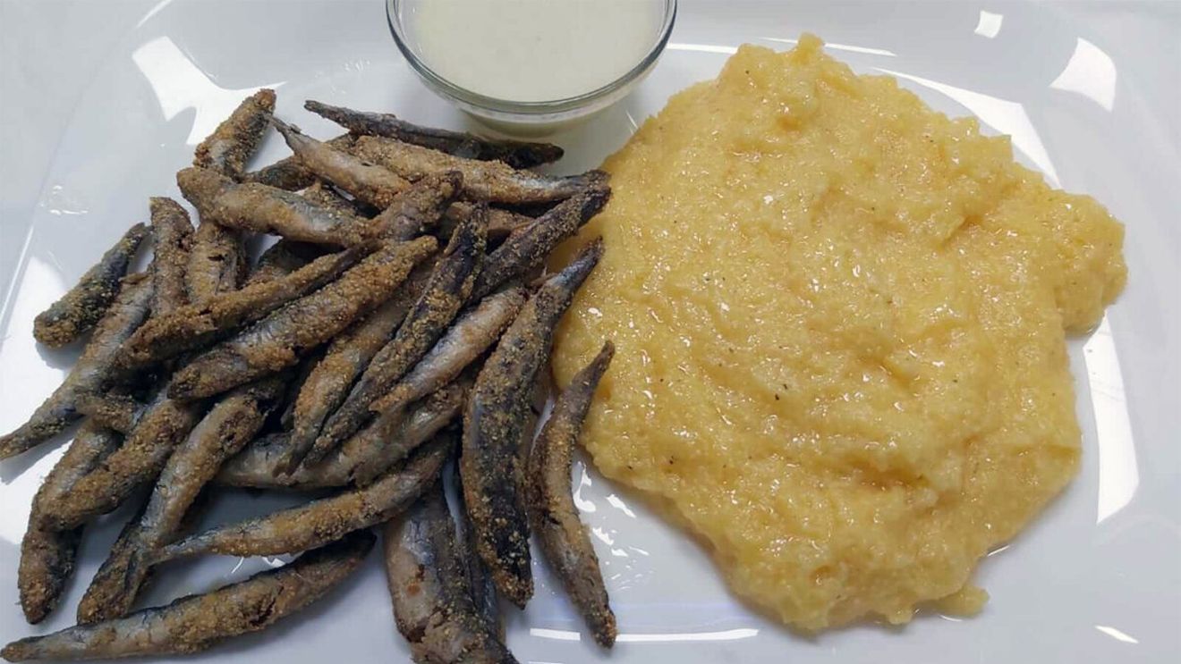 Cu câți lei se vinde o porție de hamsii cu mămăliguță, acum, în stațiunea Mamaia