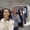 Vlad Țepeș, descindere în Băneasa Mall. Actorul Bogdan Jianu a ajutat-o pe soția sa, Cătălina Ponor, să schimbe un produs
