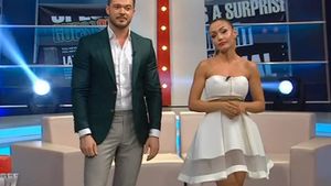 VICTOR SLAV şi ANDREEA MANTEA, apariţie surpriză în această seară! Nimeni nu se aştepta să fie îmbrăcaţi în halate de baie