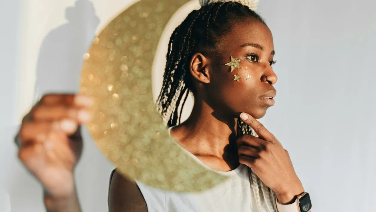 „E clar, e Scorpion”: cum transformă Gen Z astrologia în bijuterii personale