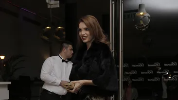Cristina Spătar şi-a ales o ţinută cu trenă, dar nu s-a gândit ce poate păţi! Vedeta a fost călcată pe rochie, în văzut tuturor