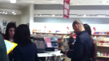 Vali Barbulescu si-a scos iubita in oras si a dus-o la...librarie. Vezi aici ce au cumparat cei doi!