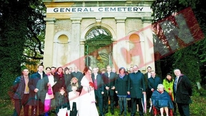 Au facut nunta in cimitir