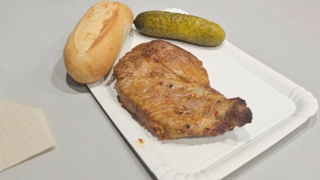 Cât costă o ceafă de porc cu castravete murat și chiflă la Kaufland. Cât a plătit un client în 2026