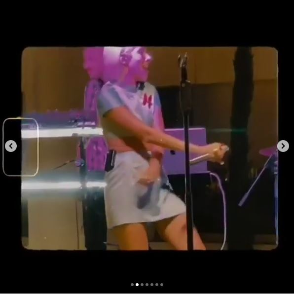 Lidia Buble a încins Instagram-ul după ce a ridicat picioarele în timp ce purta o fustă mini! Are sau nu lenjerie intimă?!