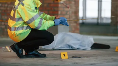 Un bărbat a fost găsit mort în scara blocului. Tragedia s-a întâmplat la Mioveni