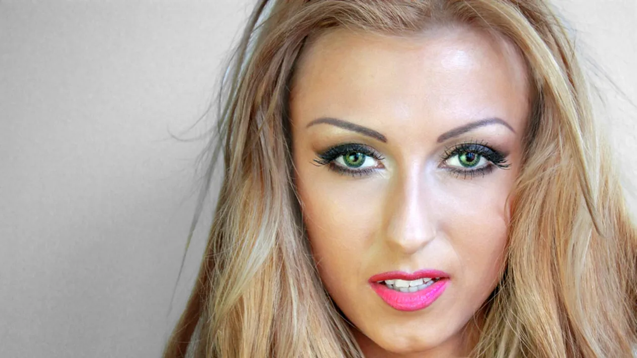 Uite cum s-a gândit Andreea Bălan să îi încălzească pe bărbaţi în ziua asta rece de iarnă! Să îi dea cineva un palton!