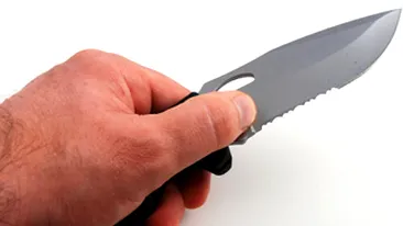 Un tanar de 20 de ani a fost injunghiat pentru ca asculta manele la maxim