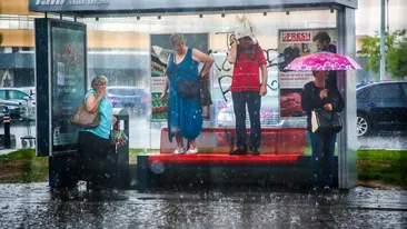 Imagine fabuloasă. Cum s-au protejat Bucureștenii de ploaia torențială care a căzut în urmă cu câteva zeci de minute