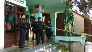 Acest bărbat şi-a stropit soţia cu benzină şi i-a dat foc într-un fast-food din Bacău. De faţă erau şi cei doi copii ai lor