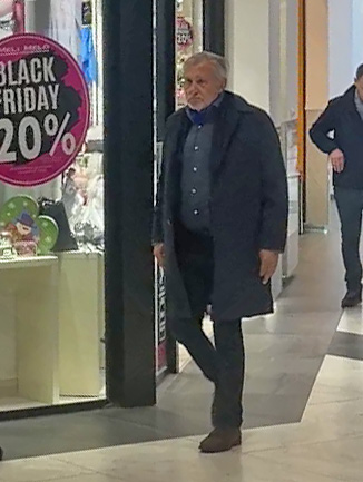 Ilie Năstase se plimbă abătut în mall (SURSA FOTO: CANCAN.RO)