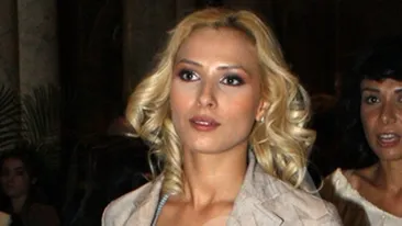 Iulia Vantur picteaza perdele de bucatarie: Ma relaxeaza