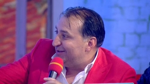 Vali Vijelie a reusit sa socheze pe toata lumea. Celebrul manelist poarta FUSTA. Si-a luat-o de Black Friday!
