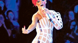 Rihanna se jura ca nu s-a filmat cand facea sex! Cine o crede?