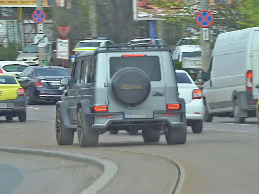 Denis Rădoi circulă pe linia de tramvai pentru a ajunge mai repede la destinație (SURSA FOTO: CANCAN.RO)