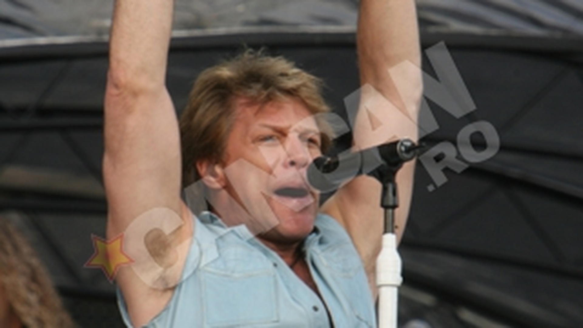 VIDEO Bon Jovi a cantat cu steagul Romaniei pe umeri la concertul din Bucuresti!