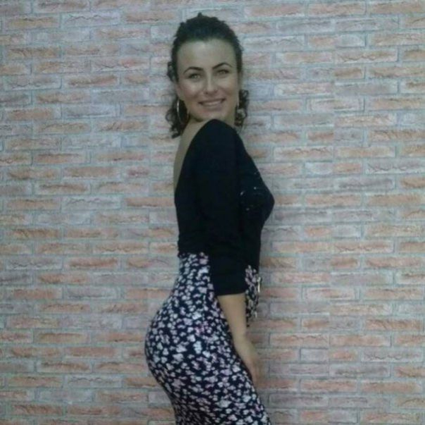 FOTO! Cum arată tânăra infractoare care înşeală zilnic zeci de părinţi pe plajele din România.