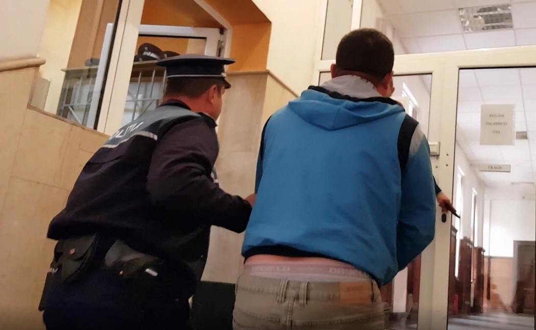Bărbatul a fost, iniţial, reţinut, apoi a fost pus sub control judiciar