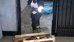 El este pompierul care, în timpul inundațiilor din Bistrița, a salvat un bebeluș de la moarte: ”Îmi venea să plâng...”