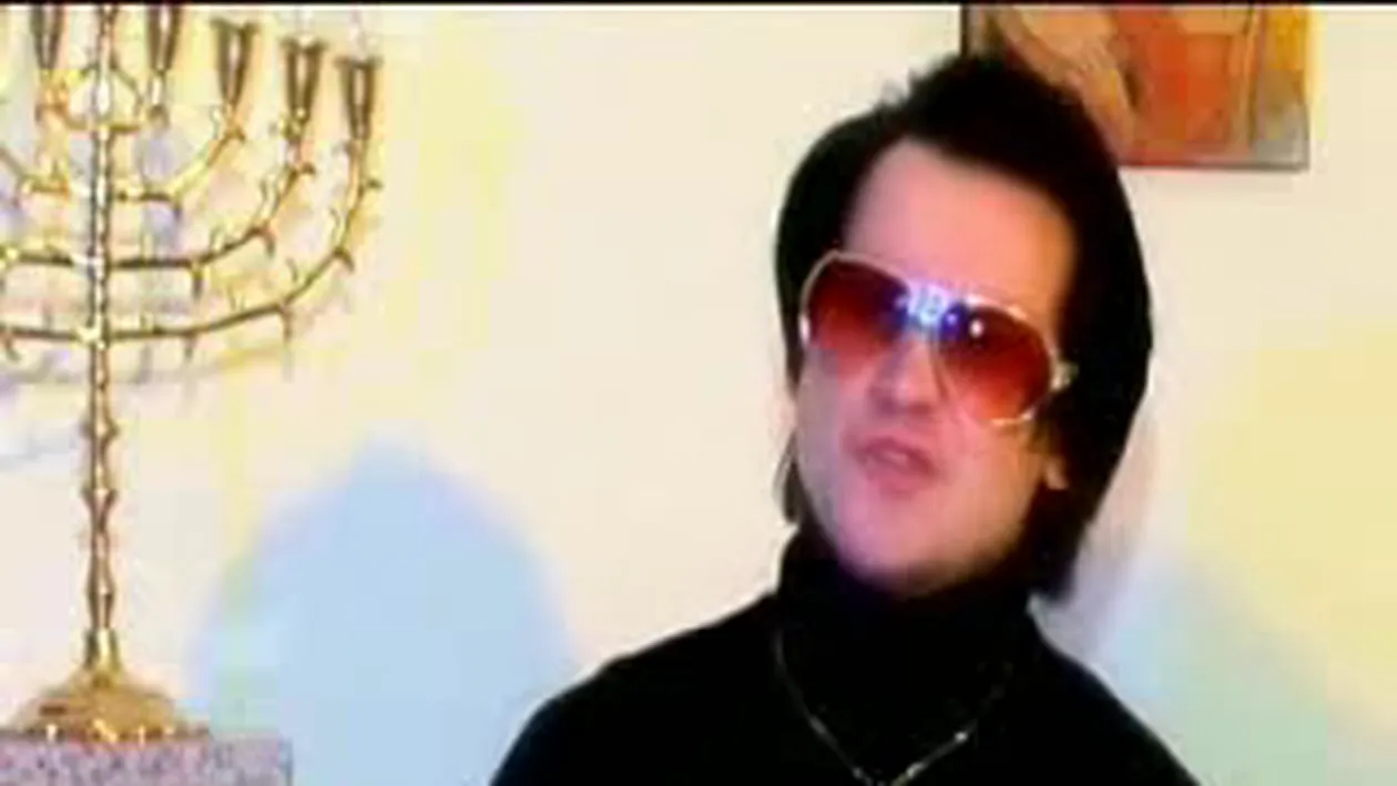 Reincarnarea lui Elvis! El e preotul roman care face furori in Italia! Uite cum ii evanghelizeaza pe italieni prin muzica