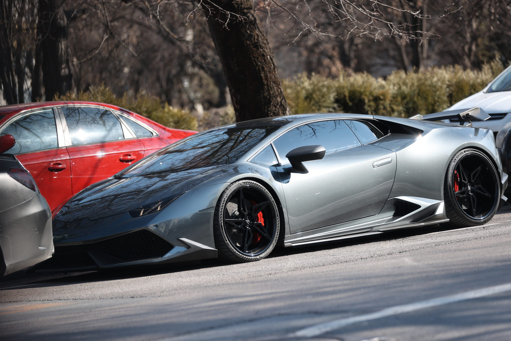 Zed și amicul lui pleacă de la restaurant, cu Lamborghini-ul de 300.000 de euro (Foto: CANCAN.RO)