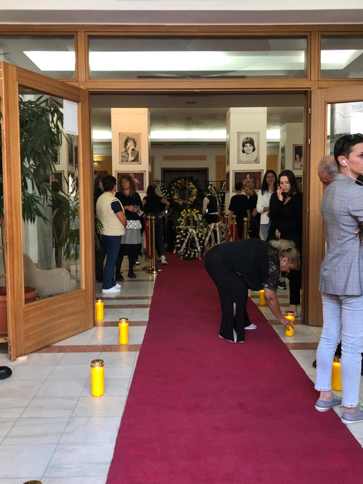 Pregătiri la Teatrul "Constantin Tănase", în așteptarea sicriului cu rămășițele pământești ale lui Alexandru Arșinel (Foto: CANCAN.RO)