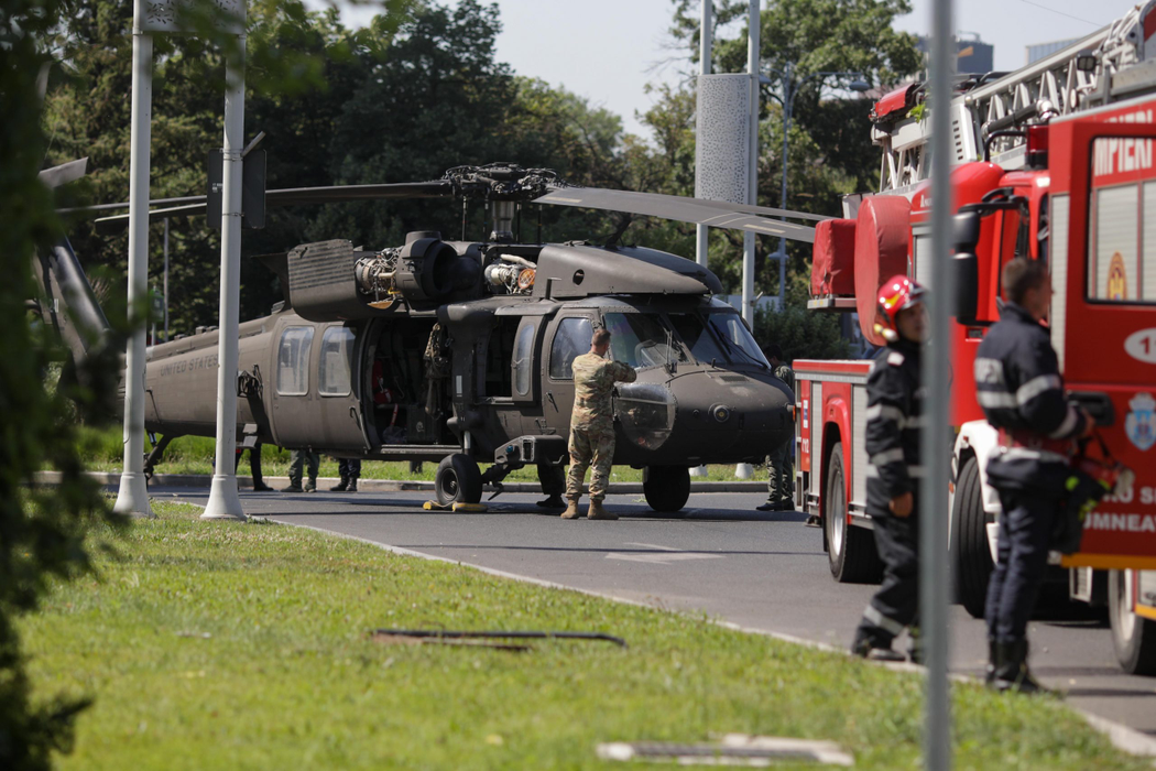 Un elicopter american a aterizat de urgență în Piața Charles de Gaulle din Capitală (Foto: INQUAM PHOTOS)