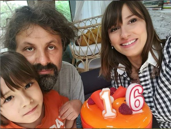 Dana Rogoz nu îi mai ascunde fața fetiței sale! E superbă Lia Elena, iar detaliile din poza de colecție au atras toate privirile