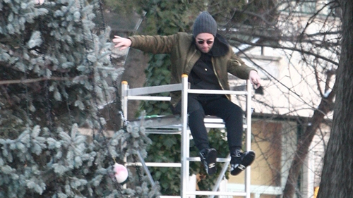 Şi-a "luat" prima misiune după ce s-a întors la bossulică. Cascadorii râsului cu "Săgeata" lui Stelu. "Regele retrocedărilor" l-a pus să-i împodobească bradul la vila de 5 milioane E! Schela era să se răstoarne sub greutatea lui Faur, dar, până la urmă, misiunea a fost dusă la bun sfârşit. CANCAN.ro a filmat peripeţiile şi vi le prezintă în exclusivitate