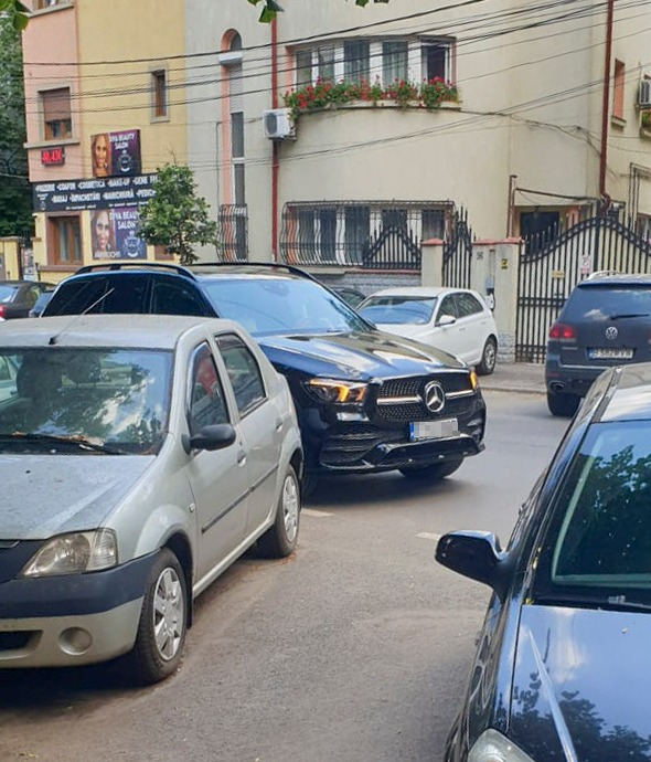 FOTO | Bianca Drăgușanu, aroganță în plină zi! Poliția a trecut pe lângă ea