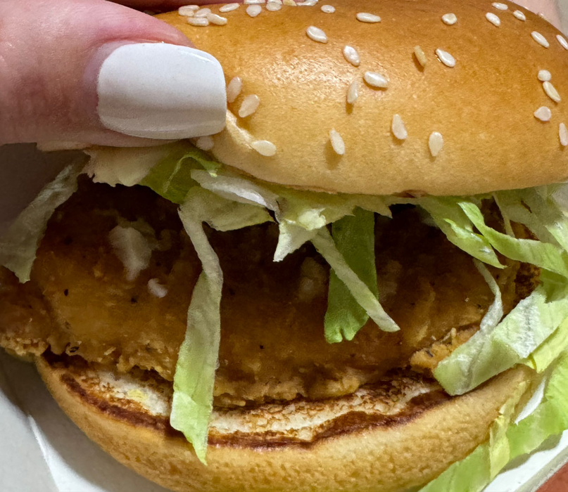 Ce conține, de fapt, celebrul sandwich McChicken de la McDonald’s. Majoritatea românilor îl cumpără!