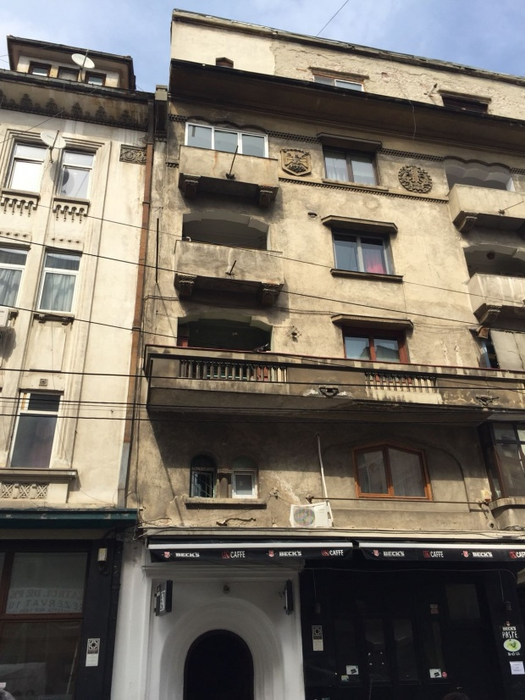 Clipe de groază în Centrul Vechi din București! S-a prăbuşit un balcon peste două mașini