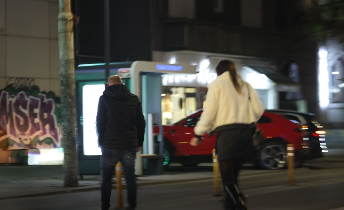 Radu Gabriel Gheorghiu și Ruxandra Mihaela au părăsit restaurantul și traversează către mașină (Foto: CANCAN.RO)