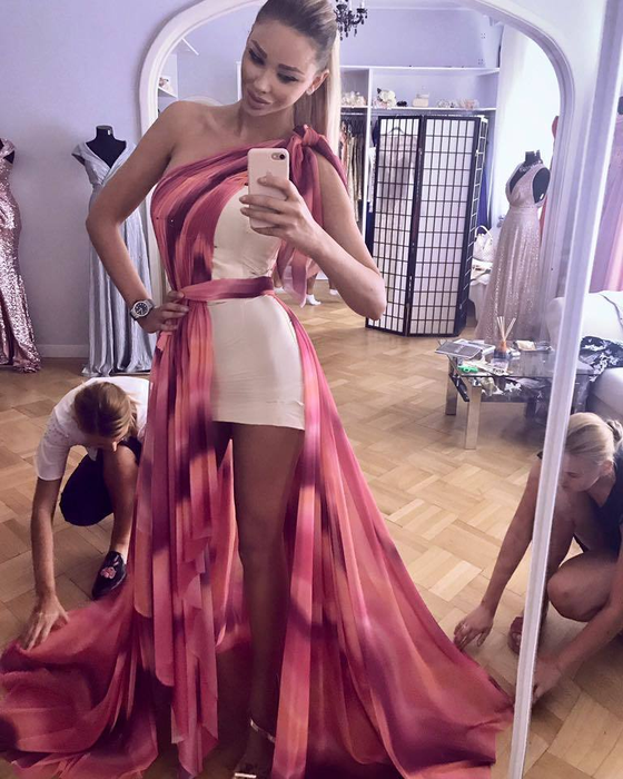 BIANCA DRĂGUŞANU a făcut publică o fotografie din liceu, iar fanii au reacţionat imediat:”Nu te recunoştea niciunul dintre colegi“