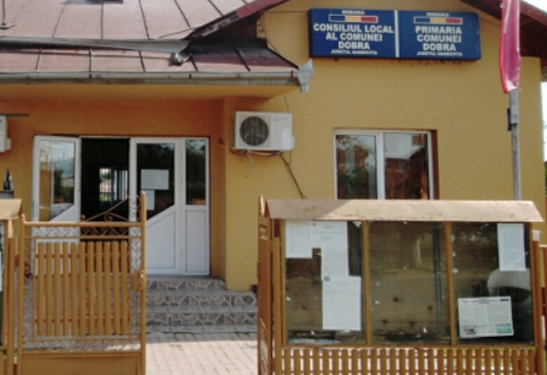 Alertă în județul Dâmbovița, după ce angajații unei primării s-au infectat cu COVID-19. Școlile sunt în scenariu roșu, iar localitatea ar putea fi închisă