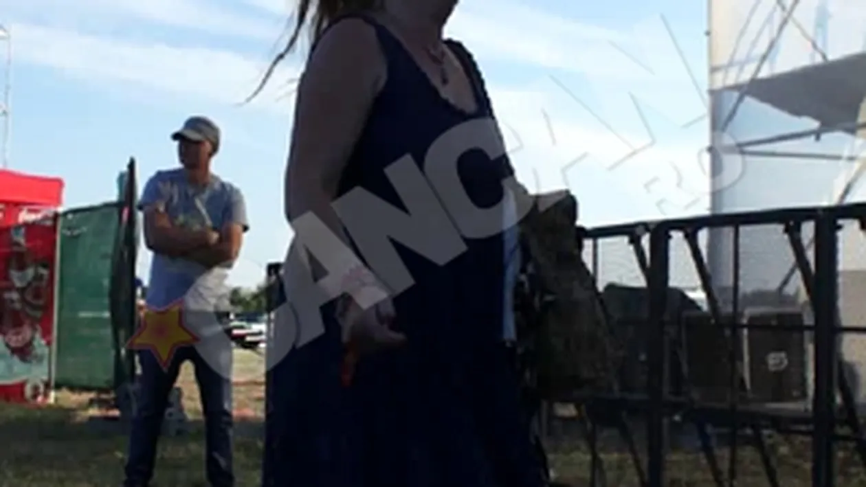 Uite cum danseaza cea mai batrana fana a celor de la Suie Paparude! A dat din cap pe muzica electronica!