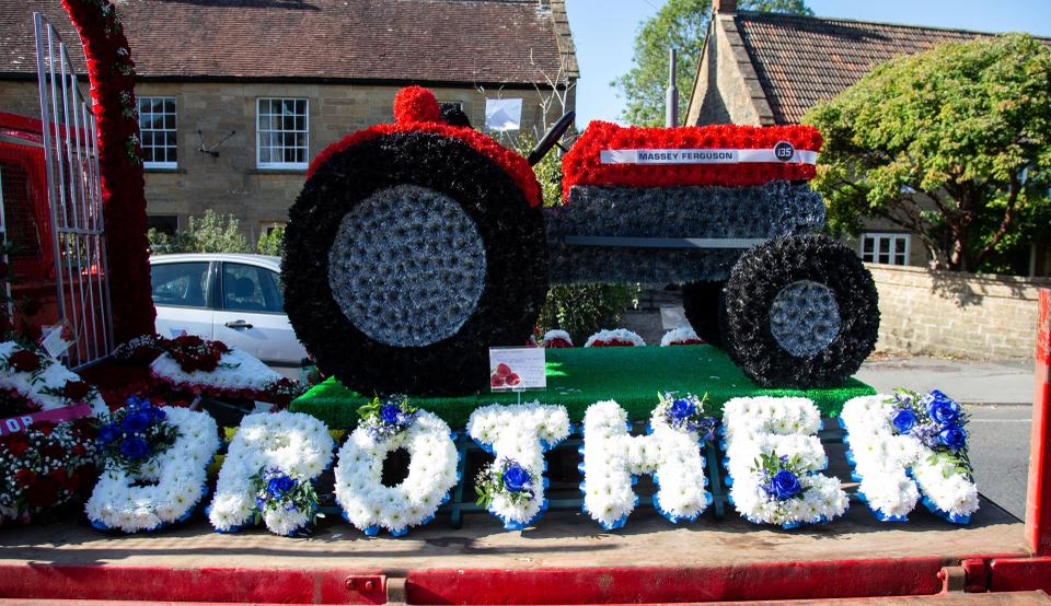 “Regele Țiganilor” din Marea Britanie, înmormântat cu mult fast. S-a cântat “Mr. Bombastic” și “ No Woman No Cry”, iar coroanele cu flori au fost în formă de oi, cai și tractor