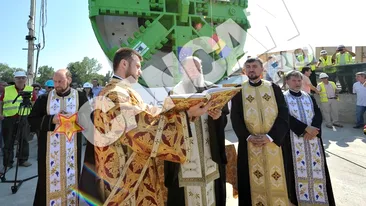 Utilajele care vor sapa tunelele la Magistrala 5 de metrou, sfintite de un sobor de preoti. Cartitele au fost botezate!